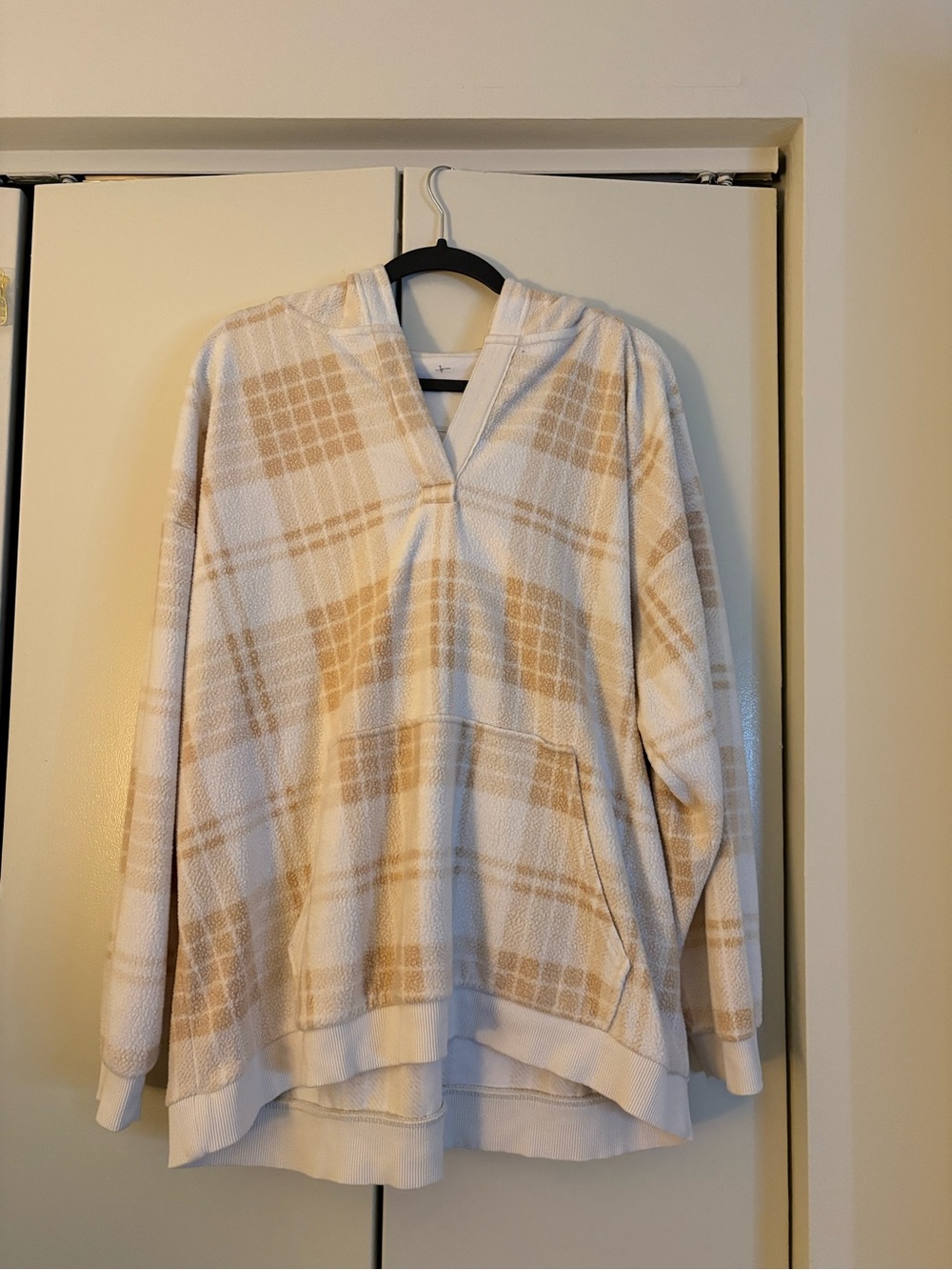 Aerie Plaid V-Notch Hoodie in Cream and Tan